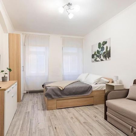 Apartman Vishegrad Apartamento Karlovy Vary Exterior foto
